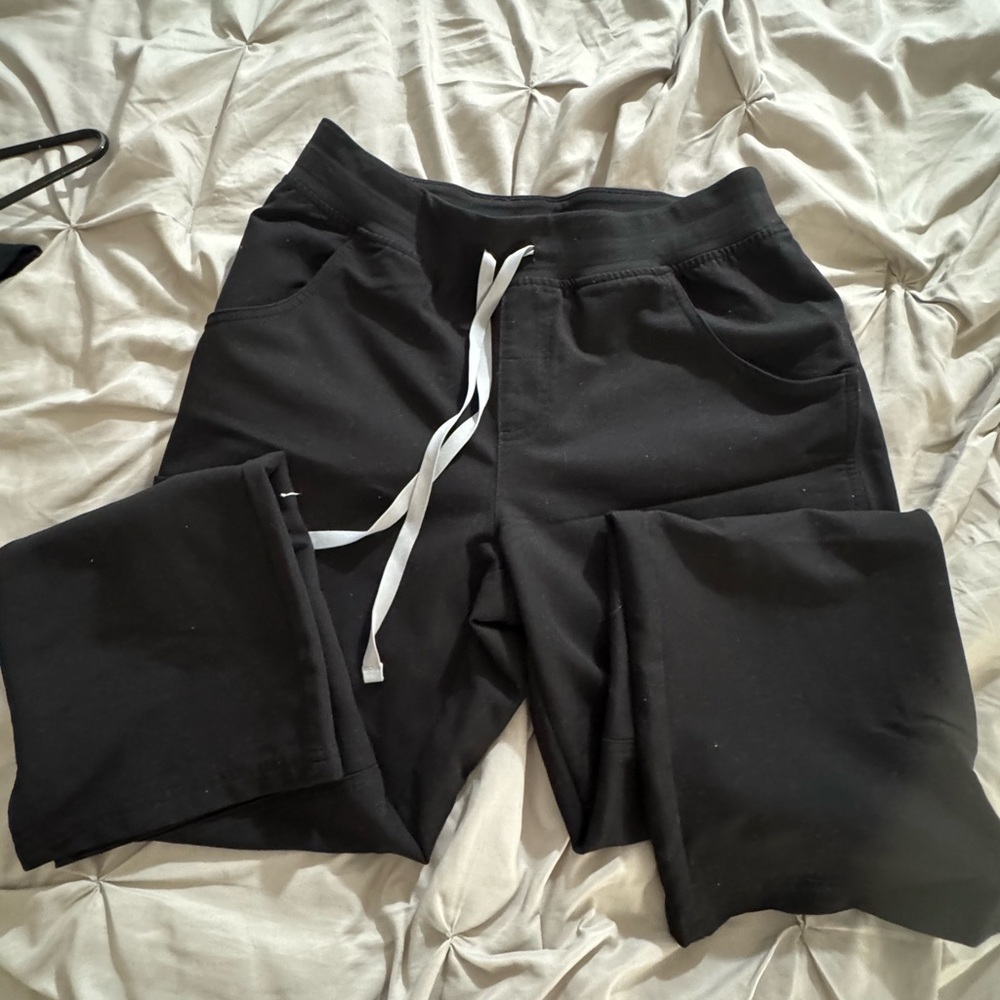 Figs Black Kate scrub pants.